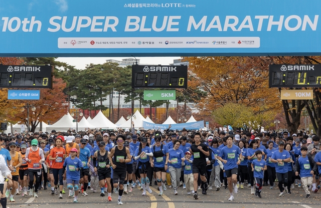 서울 마포구 상암동 평화의공원 평화광장 일대에서 지난 8일 열린 ‘제10회 슈퍼블루마라톤’에서 참가자들이 달리고 있다. [롯데 제공]