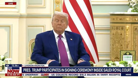 사우디아라비아를 방문 중인 도널드 트럼프 미국 대통령이 생중계된 공식 행사에서 조는 듯한 모습이 목격됐다.   [폭스뉴스 캡처]