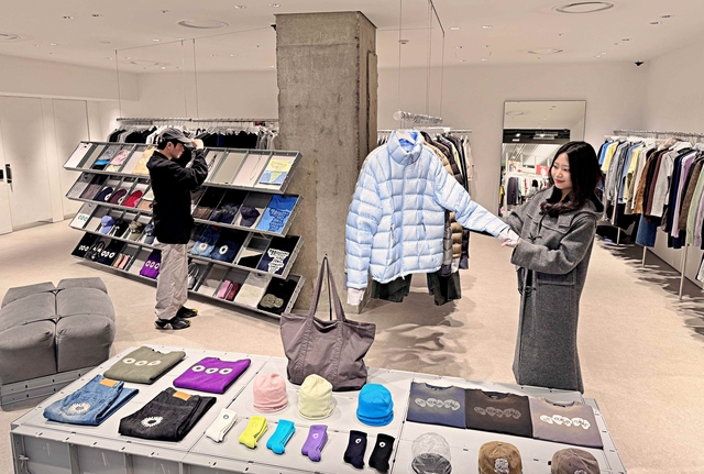 서울 중구 소공동 롯데백화점 본점 9층 ‘키네틱 그라운드’ 매장에서 고객들이 진열 상품을 살펴보고 있다. [롯데백화점 제공]