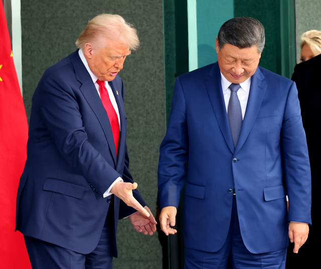 도널드 트럼프(왼쪽) 미국 대통령과 시진핑 중국 국가주석이 30일 부산 김해공군기지 의전실 나래마루에서 미중 정상회담을 마친 뒤 회담장을 나서고 있다. 연합뉴수.