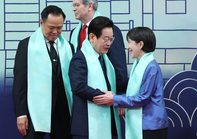 이재명 대통령이 지난 11월 1일 경주화백컨벤션센터(HICO)에서 열린 2025 아시아태평양경제협력체(APEC)에 참석한 각국 정상들과 기념촬영 후 다카이치 사나에 일본 총리와 인사하고 있다.<연합뉴스 사진>