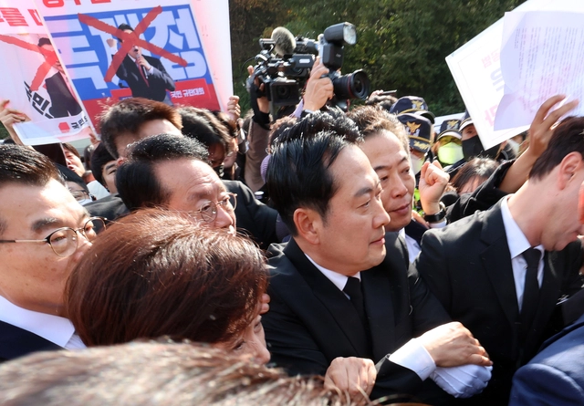 장동혁 국민의힘 당대표가 지난 11월 6일 오후 광주 북구 국립5·18민주묘지를 찾아 참배를 시도하고 있다.<연합뉴스 사진>