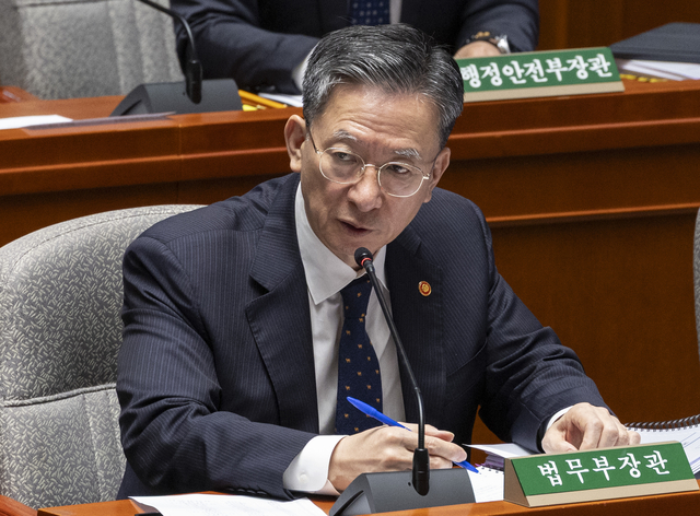정성호 법무부 장관이 7일 국회에서 열린 예산결산특별위원회 전체 회의에 출석해 2026년도 예산 관련 질의에 답하고 있다. 연합뉴스