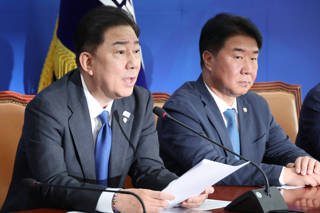 김병기 더불어민주당 원내대표가 9일 서울 여의도 국회에서 국정감사 종합평가와 11월 국회 운영과 관련해 기자간담회를 하고 있다. [연합뉴스]