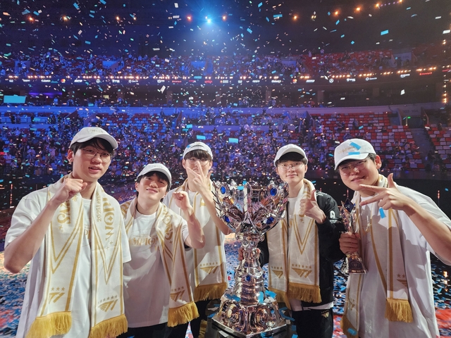 T1 선수들이 지난 9일 중국 청두에서 열린 ‘2025 리그 오브 레전드 월드 챔피언십’에서 우승하고 기념촬영을 하고 있다. SK스퀘어 제공