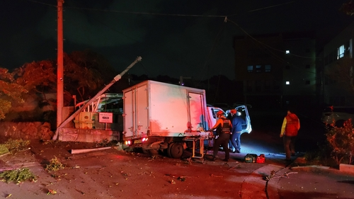 새벽시간 1t 트럭이 전신주 ‘꽝’…30대 운전자 중상