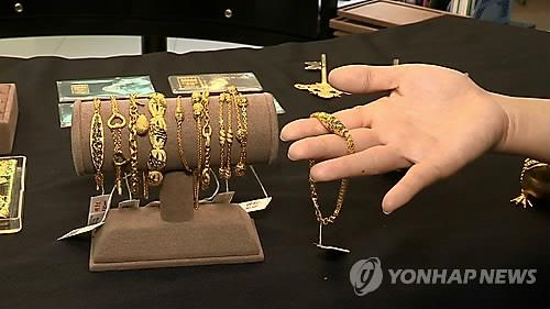 금은방에 진열된 금팔찌. 연합뉴스