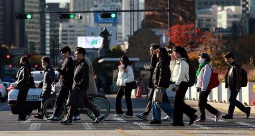 밤사이 찬 공기가 내려와 기온이 뚝 떨어진 10일 서울 광화문역 인근에서 시민들이 출근길을 재촉하고 있다. [연합뉴스]