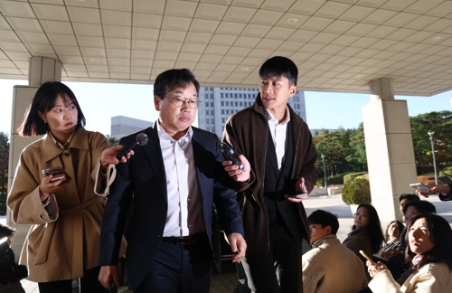 노만석 검찰총장 직무대행이 10일 서울 대검찰청에서 취재진 질문을 들으며 출근하고 있다.   [연합뉴스]