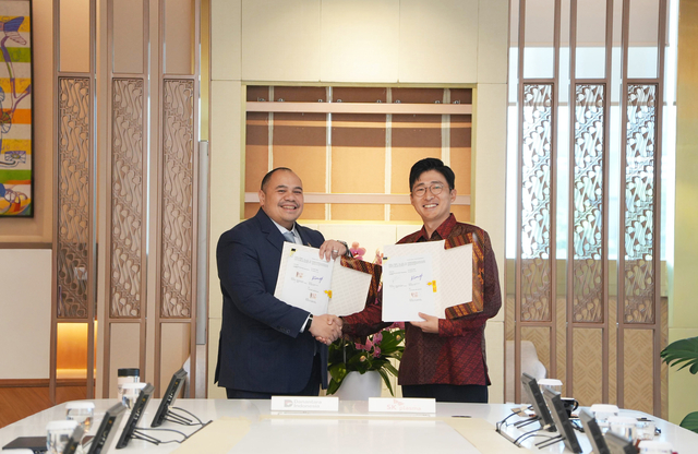 SK플라즈마코어 노현호 법인장(오른쪽)과 다난타라 최고투자책임자 판두 자흐리르 (왼쪽)가 인도네시아 현지에서 열린 혈액제제 생산 인프라 투자를 위한 MOU를 체결식에서 서명 후 기념촬영을 하고 있다.  SK플라즈마 제공