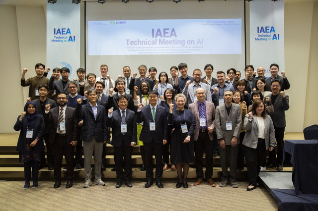 한국수력원자력이 대전에서 개최 중인 ‘AI 원전 도입’을 주제로 한 국제원자력기구(IAEA) 회의에서 참석자들이 한 자리에 모였다. [한수원]