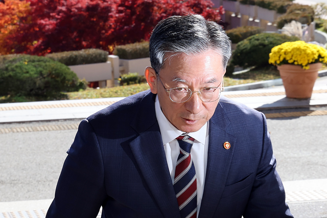 정성호 법무부 장관이 10일 오전 정부과천청사 법무부로 출근하며 검찰의 ‘대장동 항소 포기’ 결정과 관련한 입장을 밝힌 후 이동하고 있다. [과천=연합뉴스]