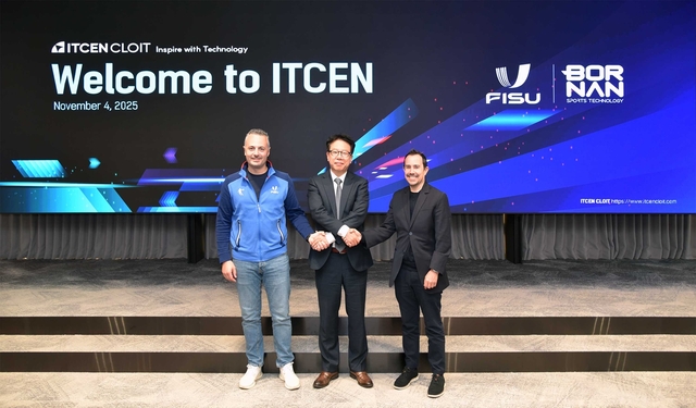 요압 디 프란체스코(왼쪽부터) FISU 기술·혁신부서장, 이세희 아이티센클로잇 대표, 로베르토 가르시아 리오페드레 보르난 사업총괄임원이 지난 4일 아이티센클로잇 본사에서 기념촬영하고 있다. 아이티센그룹 제공