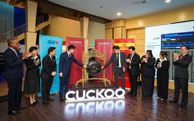 쿠쿠 말레이시아 법인 관계자들이 지난 6월 24일 말레이시아 증권거래소 메인마켓 상장을 기념해 기념촬영을 하고 있다. 쿠쿠 제공
