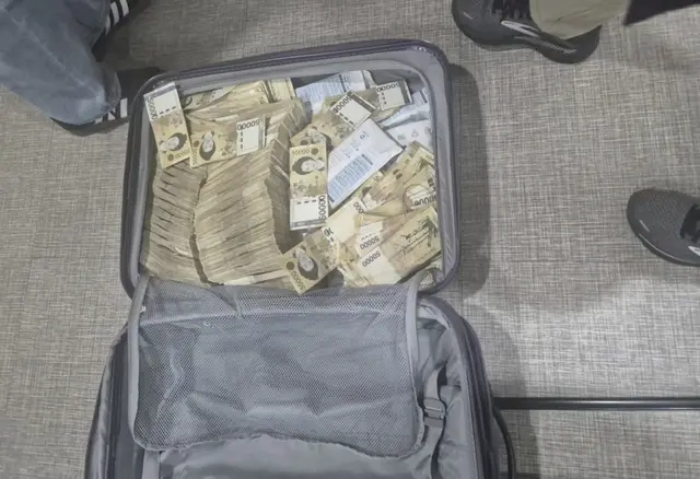 캐리어에 숨겨진 현금다발. 국세청 제공
