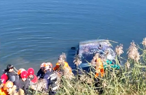 중랑천에 빠진 테슬라 [성동소방서 제공]