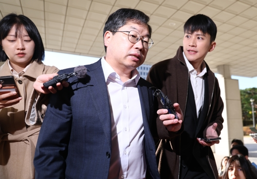 노만석 검찰총장 직무대행이 10일 서울 대검찰청으로 출근하며 취재진의 질문을 받고 있다.   [연합뉴스]