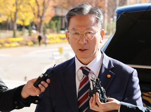 정성호 법무부 장관이 10일 정부과천청사 법무부로 출근하며 검찰의 ‘대장동 항소 포기’ 결정과 관련한 입장을 밝히고 있다. [과천=연합뉴스]