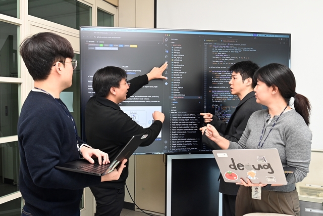 ETRI 연구진이 LLM 기반 신뢰형 코드 생성기술에 대해 논의하고 있다. ETRI 제공.