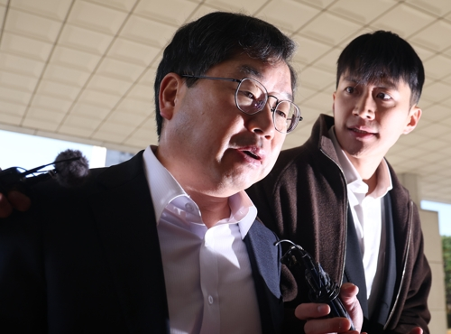 노만석 검찰총장 직무대행이 10일 서울 대검찰청으로 출근하며 취재진의 질문을 받고 있다. [연합뉴스]