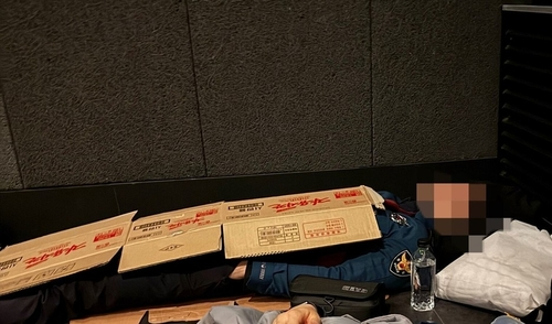 APEC 동원 경찰관, 박스 덮고 ‘쪽잠’ [전국경찰직장협의회 제공]