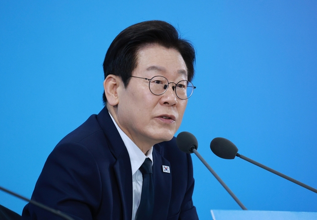 이재명 대통령이 7일 대전 유성구 국립중앙과학관에서 열린 ‘다시 과학기술인을 꿈꾸는 대한민국’ 국민보고회에서 토론을 주재하고 있다. 연합뉴스