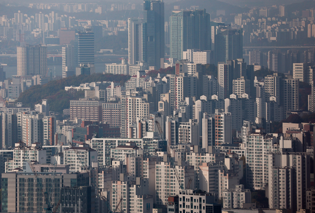 서울 남산에서 바라본 아파트. [연합뉴스 제공]
