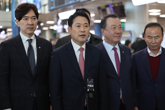 장동혁(왼쪽 두번째) 국민의힘 당대표가 10일 오전 청주국제공항을 방문해 시설을 둘러보고 있다.<연합뉴스 사진>