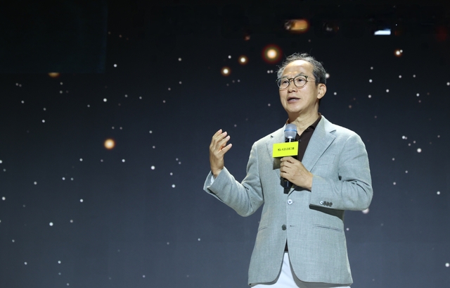 양종희 KB금융그룹 회장이 '2025년 하반기 그룹 경영진워크숍'에서 "사회 공헌 활동과 더불어 효율적인 자본의 배분을 통해 우리 사회가 성장할 수 있도록 기여해야 한다"고 발언하고 있다. [KB금융그룹 제공]
