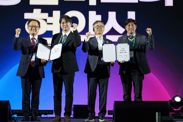 ‘2025 중소기업융합대전’ 융합마스터 협약식에서 유비온 임재환 대표(오른쪽 두 번째)와 하이씨티 최형욱 대표(오른쪽)가 기념 촬영을 하고 있다. (유비온 제공)