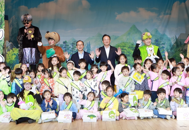 양종희(맨뒤 왼쪽 세번재) KB금융그룹 회장과 이환주(맨뒤 오른쪽 두번째) KB국민은행장이 어린이날 기념행사에서 아이들과 기념 촬영을 하고 있다. [KB금융 제공]
