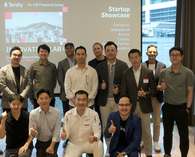 ‘KB스타터스 싱가포르’ 선발 기업과 글로벌 VC, AC, 유관기관 관계자들이 지난 10일 싱가포르 현지에서 진행된 ‘KB Demo Day’ 행사에서 기념촬영을 하고 있다. [KB금융그룹 제공]