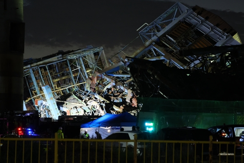 울산화력발전소 보일러 타워 붕괴 사고 엿새째인 11일 오후 보일러타워 5호기 부근에서 야간 수색작업이 진행되고 있다. [울산=연합뉴스]