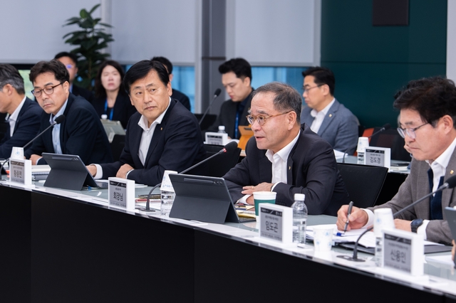 NH농협금융은 10일 서울 서대문구 본사에서 지주 및 자회사 고객전략 담당 임직원 60여 명이 참석한 가운데 '2025년 제3차 농협금융 고객전략협의회'를 개최했다. 이찬우(오른쪽 두번째) 회장이 회의를 주재하고 있다. [농협금융 제공]
