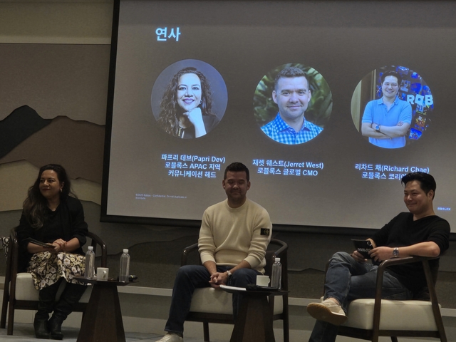 파프리 데브(왼쪽부터) 로블록스 APAC 커뮤니케이션 헤드와 제렛 웨스트 로블록스 글로벌 CMO, 리차드 채 로블록스코리아 대표가 11일 안다즈 서울 강남에서 열린 기자간담회에서 국내 성과를 설명하고 있다. 김영욱 기자