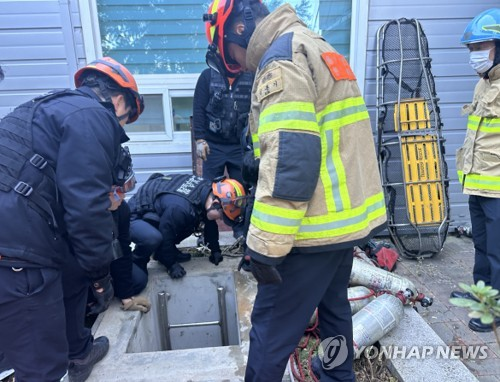 질식환자 구조하는 소방 관계자들 [충남 천안동남소방서 제공]