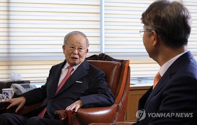 손경식 한국경영자총협회 회장(왼쪽)이 11일 서울 마포구 경총회관에서 김지형 경제사회노동위원회 위원장과 만나 대화하고 있다. 연합뉴스
