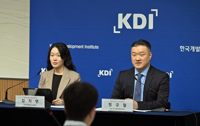 김지연(사진 왼쪽) KDI 경제전망실 전망총괄과 정규철 KDI 거시·금융정책연구부장이 11일 정부세종청사에서 ‘하반기 경제전망’을 설명하고 있다. [KDI 제공]