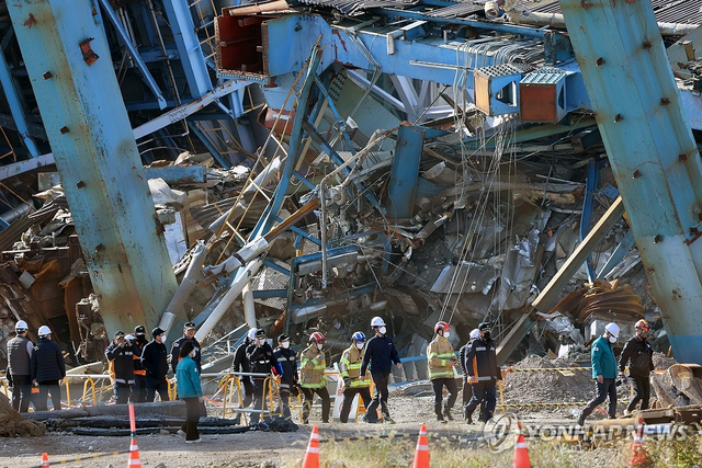 울산화력발전소 보일러 타워 붕괴 사고 엿새째인 11일 오후 발전소 보일러타워 4호기 6호기가 발파 해체한 후 중앙사고수습본부(중수본) 관계자들이 실종자 수색 재개를 위해 현장을 살피고 있다. 연합뉴스