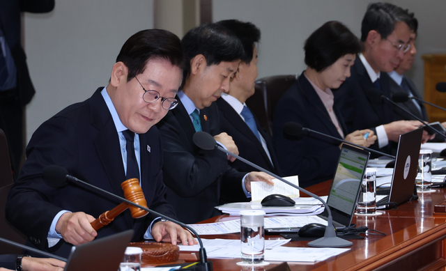 이재명 대통령이 11일 용산 대통령실에서 열린 국무회의에서 의사봉을 두드리며 개회를 선언하고 있다. [연합뉴스]