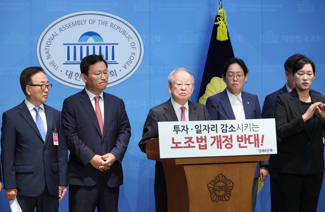 손경식 한국경영자총협회(경총) 회장이 지난 8월 18일 서울 여의도 국회 소통관에서 노조법 개정 중단을 촉구하는 기자회견을 하고 있다. 연합뉴스.