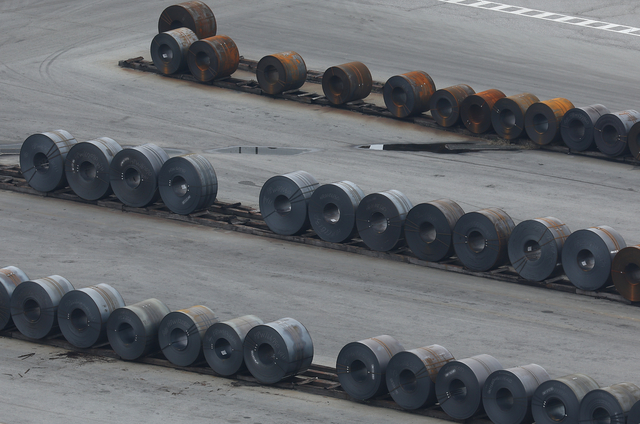 경기 평택시 평택항에 지난달 12일 철강 제품이 쌓여 있다. 연합뉴스.