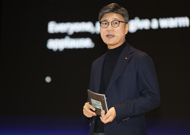 정재헌 SK텔레콤 대표가 이달  3일 서울 삼성동 코엑스 오디토리움에서 열린 'SK AI 서밋 2025'에서 AI 인프라를 주제로 발표하고 있다. 연합뉴스
