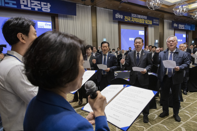 정청래 더불어민주당 대표와 김병기 원내대표, 전현희 최고위원을 비롯한 당직자와 지역위원장들이 11일 경기도 광주시 곤지암리조트에서 열린 2025년도 민주당 전국 지역위원장 워크숍에서 결의문을 외치고 있다. [연합뉴스]