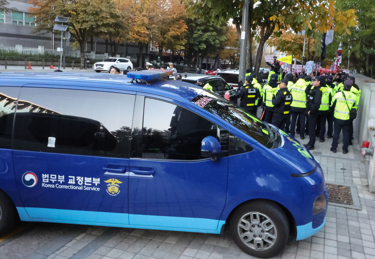 尹, 채해병특검 첫 출석…장모·처남은 김건희특검 출석