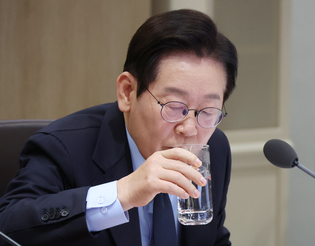 이재명 대통령이 11일 용산 대통령실에서 열린 국무회의에서 물을 마시고 있다. 연합뉴스