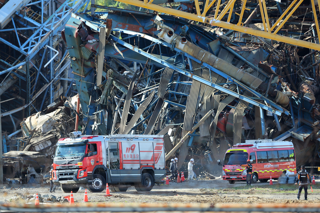 울산화력발전소 보일러 타워 붕괴 사고 엿새째인 11일 오후 발전소 보일러타워 4호기 6호기가 발파 해체한 후 중앙사고수습본부(중수본) 관계자들이 실종자 수색 재개를 위해 현장을 살피고 있다. [연합뉴스]