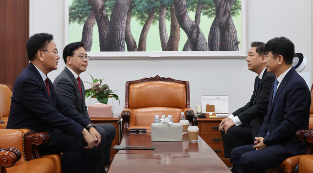 김병기 더불어민주당 원내대표와 문진석 원내수석부대표, 송언석 국민의힘 원내대표와 유상범 원내수석부대표가 11일 서울 여의도 국회에서 만나고 있다. [연합뉴스]