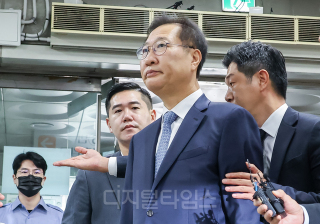 윤석열 전 대통령의 12·3 비상계엄 선포를 방조·가담한 혐의를 받는 박성재 전 법무부 장관이 지난달 14일 서울중앙지방법원에서 열린 구속 전 피의자 심문(영장실질심사)에 출석하고 있다. 박동욱기자 fufus@