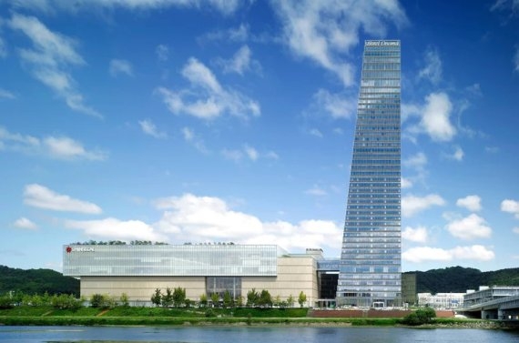 i-SMR 기술개발사업단이 입주한 대전 유성구 사이언스 센터(오른쪽)로 5성급 호텔과 함께 43층으로 구성돼 있다.